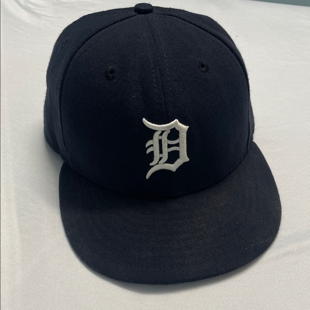 Detroit Tigers - newera 59 fifty - navy & white - size 7 - preowned
